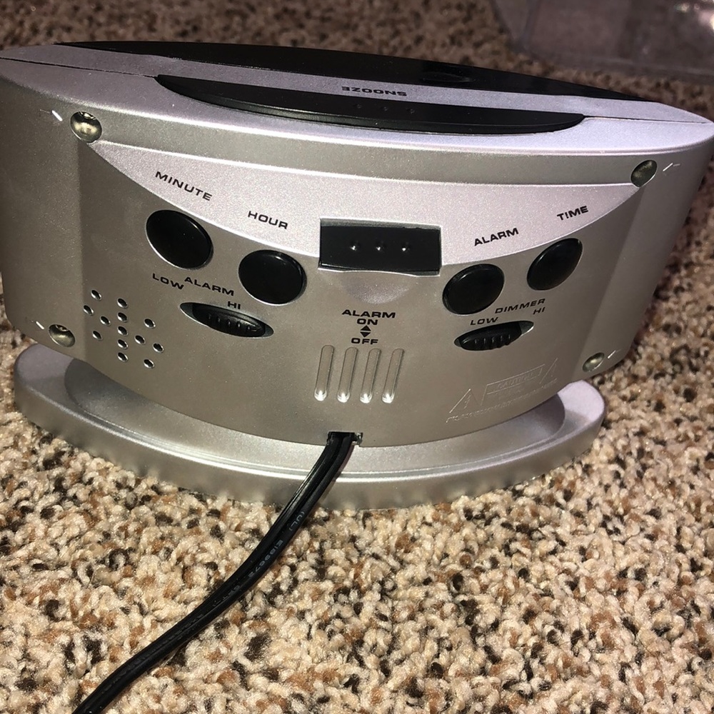 Sharp alarm clock - Picture 3 of 3